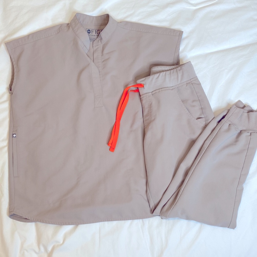 FIGS Scrubs Set